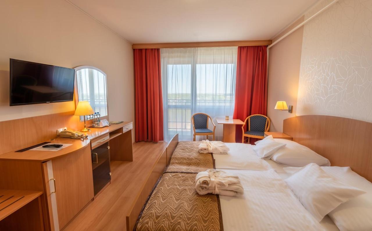 Hotel Baratsag Хайдусобосло Экстерьер фото