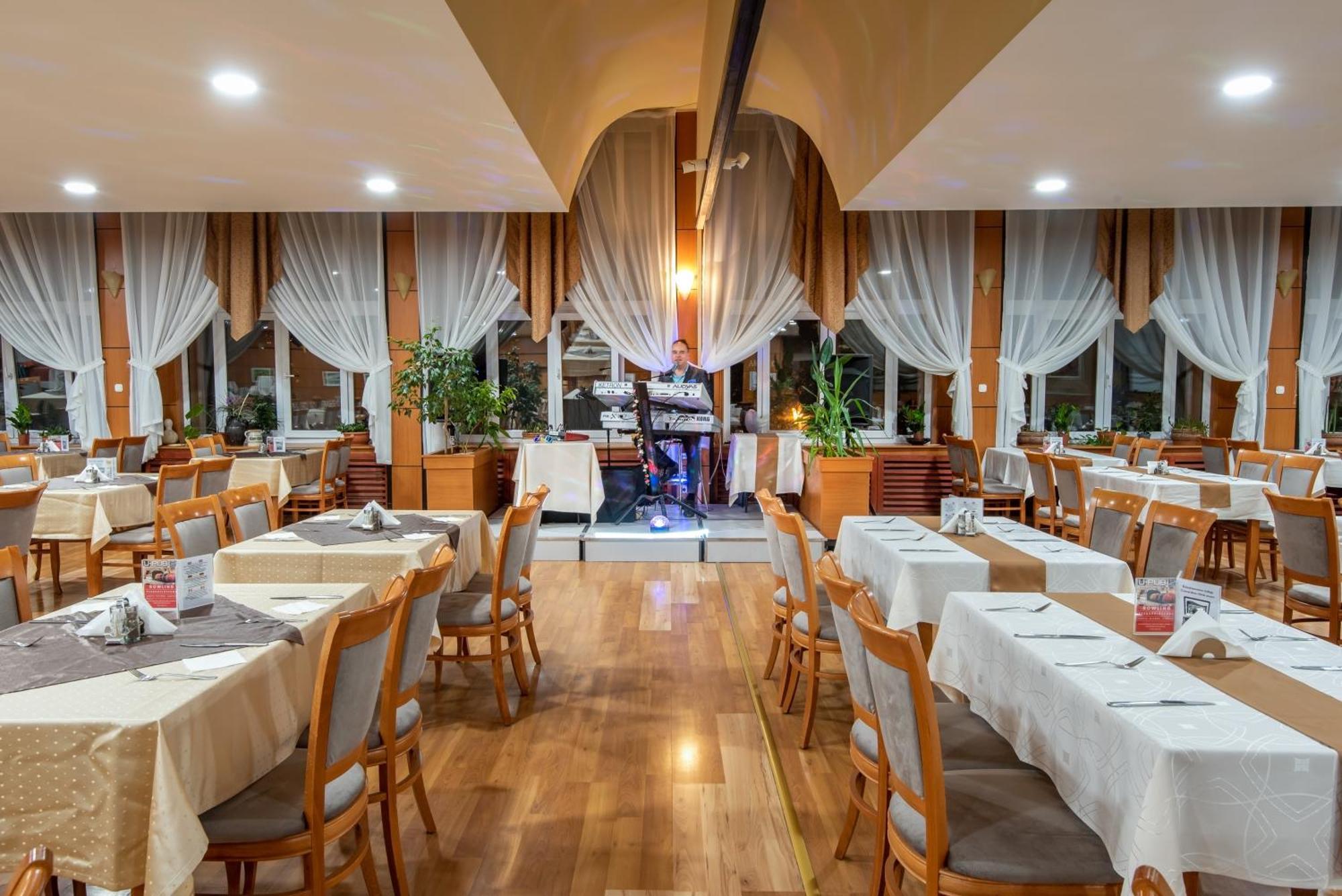 Hotel Baratsag Хайдусобосло Экстерьер фото