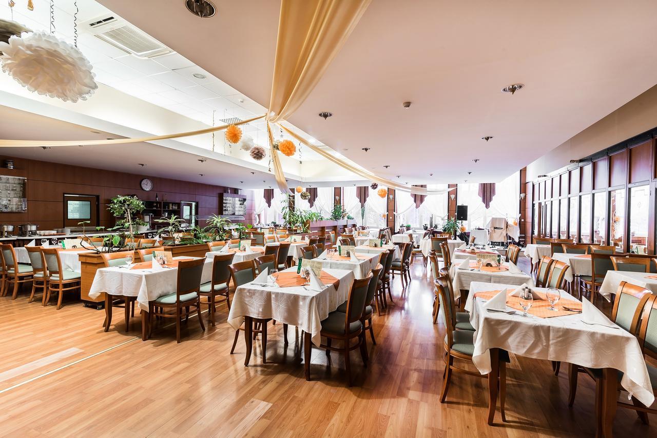Hotel Baratsag Хайдусобосло Экстерьер фото